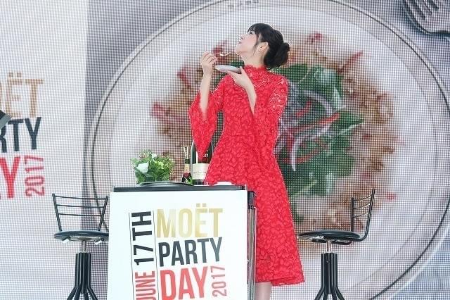 佐々木希、イベント試食コーナーでまさかの本気食い!?
