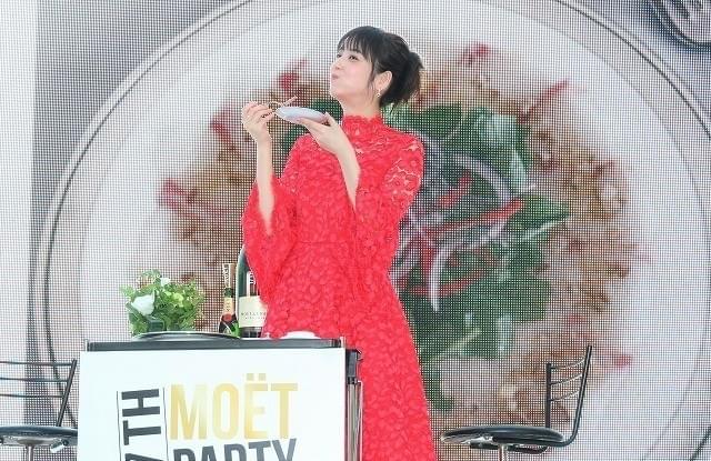 佐々木希、イベント試食コーナーでまさかの本気食い!?