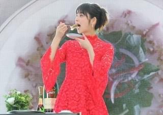 佐々木希、イベント試食コーナーでまさかの本気食い!?