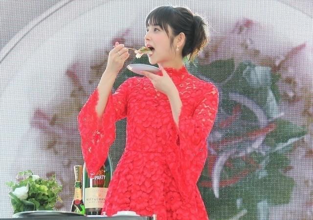 佐々木希、イベント試食コーナーでまさかの本気食い!?