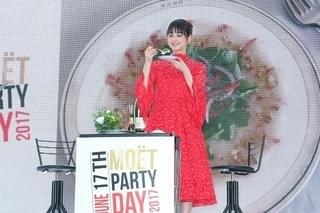 佐々木希、イベント試食コーナーでまさかの本気食い!?