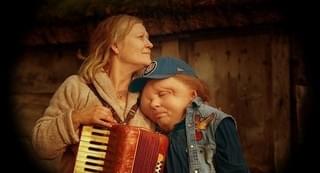 母への愛を胸に“巨人”が歩む「いつも心はジャイアント」予告編＆場面写真を入手