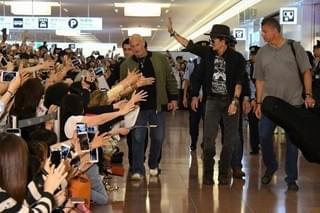 ジョニー・デップ13度目の来日！深夜にもかかわらずファン1000人が熱烈歓迎