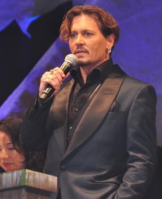 ジョニー・デップ、日本のファンに「こんにちは」連発！栗山千明＆中川大志と親愛ハグ