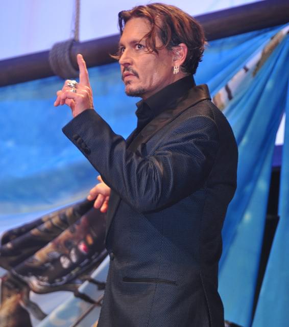 ジョニー・デップ、日本のファンに「こんにちは」連発！栗山千明＆中川大志と親愛ハグ