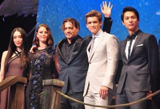 ジョニー・デップ、日本のファンに「こんにちは」連発！栗山千明＆中川大志と親愛ハグ