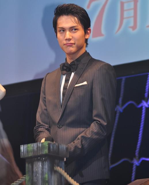 ジョニー・デップ、日本のファンに「こんにちは」連発！栗山千明＆中川大志と親愛ハグ