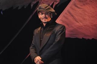 ジョニー・デップ、日本のファンに「こんにちは」連発！栗山千明＆中川大志と親愛ハグ