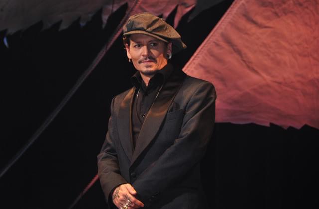 ジョニー・デップ、日本のファンに「こんにちは」連発！栗山千明＆中川大志と親愛ハグ