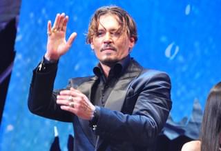 ジョニー・デップ、日本のファンに「こんにちは」連発！栗山千明＆中川大志と親愛ハグ