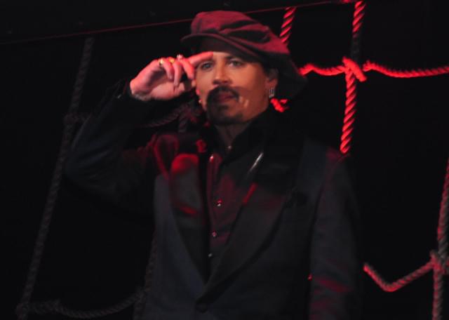 ジョニー・デップ、日本のファンに「こんにちは」連発！栗山千明＆中川大志と親愛ハグ