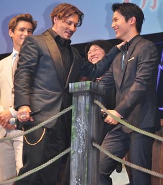 ジョニー・デップ、日本のファンに「こんにちは」連発！栗山千明＆中川大志と親愛ハグ