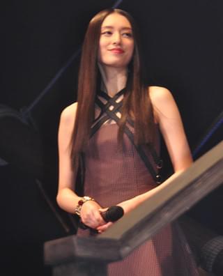 ジョニー・デップ、日本のファンに「こんにちは」連発！栗山千明＆中川大志と親愛ハグ