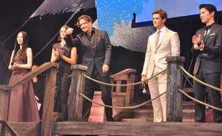 ジョニー・デップ、日本のファンに「こんにちは」連発！栗山千明＆中川大志と親愛ハグ