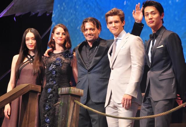 共演のブレントン・スウェイツ、カヤ・スコデラーリオと共に来日