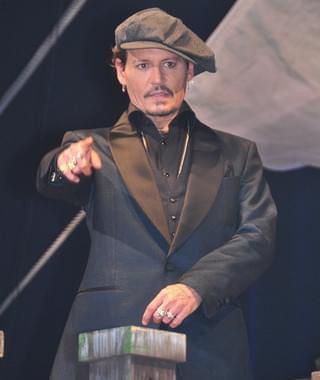 ジョニー・デップ、日本のファンに「こんにちは」連発！栗山千明＆中川大志と親愛ハグ