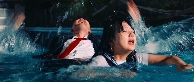 “オジサン”高校生と“泣き虫”女子高生の旅を描く