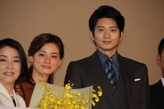 尾野真千子、客席の喝さいに号泣！向井理のサプライズ演出にも涙に暮れる