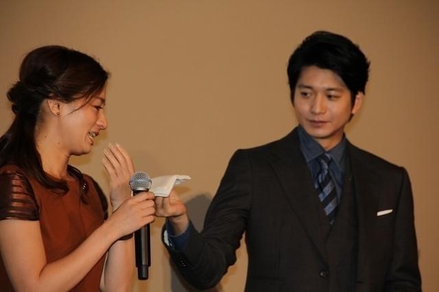 尾野真千子、客席の喝さいに号泣！向井理のサプライズ演出にも涙に暮れる