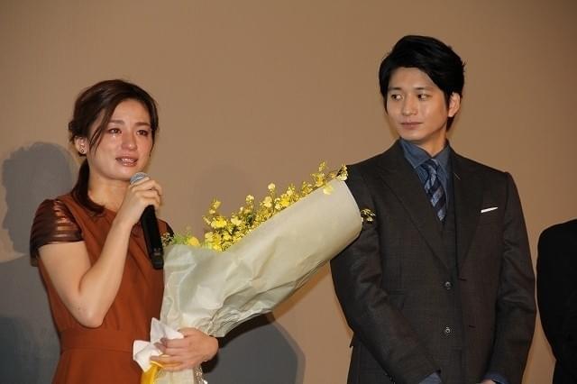 尾野真千子、客席の喝さいに号泣！向井理のサプライズ演出にも涙に暮れる