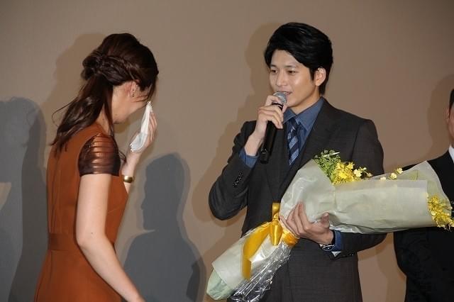 尾野真千子、客席の喝さいに号泣！向井理のサプライズ演出にも涙に暮れる