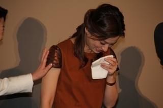 尾野真千子、客席の喝さいに号泣！向井理のサプライズ演出にも涙に暮れる