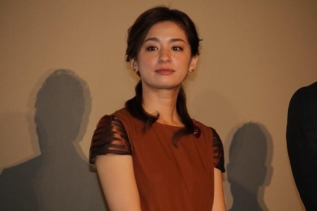尾野真千子、客席の喝さいに号泣！向井理のサプライズ演出にも涙に暮れる