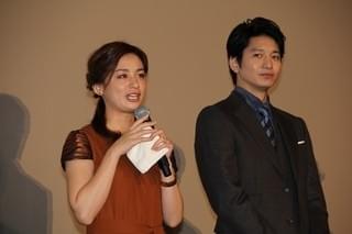尾野真千子、客席の喝さいに号泣！向井理のサプライズ演出にも涙に暮れる