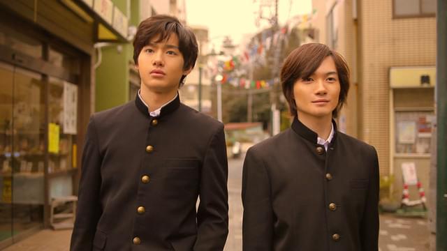 高校時代の宮治淳一と桑田佳祐に 扮した神木隆之介と野村周平