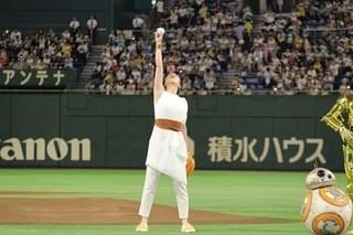「スター・ウォーズ」声優・永宝千晶“フォース”の力でノーバウンド投球！