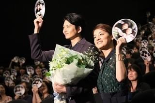 尾野真千子、夫役・向井理へ逆サプライズ！公開初日の意趣返しに花束渡す