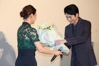 尾野真千子、夫役・向井理へ逆サプライズ！公開初日の意趣返しに花束渡す