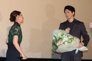 尾野真千子、夫役・向井理へ逆サプライズ！公開初日の意趣返しに花束渡す