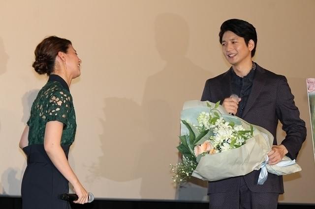 尾野真千子、夫役・向井理へ逆サプライズ！公開初日の意趣返しに花束渡す