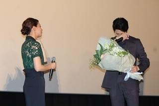 尾野真千子、夫役・向井理へ逆サプライズ！公開初日の意趣返しに花束渡す