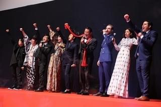 「パワーレンジャー」来日キャスト＆監督、アントニオ猪木と闘魂注入！