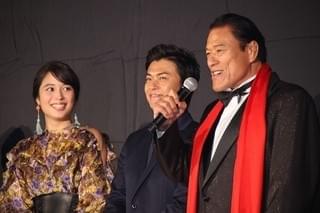 「パワーレンジャー」来日キャスト＆監督、アントニオ猪木と闘魂注入！