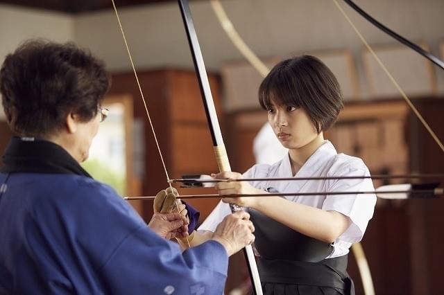 広瀬すず、凛々しい弓道着姿を披露 「先生！」劇中カット公開