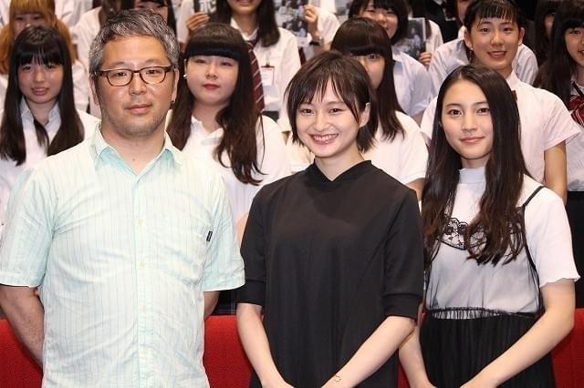 舞台挨拶を盛り上げた萩原みのりと久保田紗友