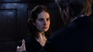 “スパイ”リリー・ジェームズが禁断の愛に溺れる「偽りの忠誠」ポスター＆予告編完成