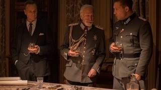 “スパイ”リリー・ジェームズが禁断の愛に溺れる「偽りの忠誠」ポスター＆予告編完成