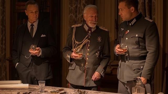 “スパイ”リリー・ジェームズが禁断の愛に溺れる「偽りの忠誠」ポスター＆予告編完成