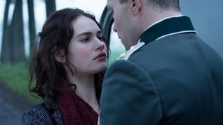 “スパイ”リリー・ジェームズが禁断の愛に溺れる「偽りの忠誠」ポスター＆予告編完成