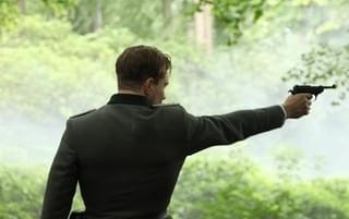 “スパイ”リリー・ジェームズが禁断の愛に溺れる「偽りの忠誠」ポスター＆予告編完成