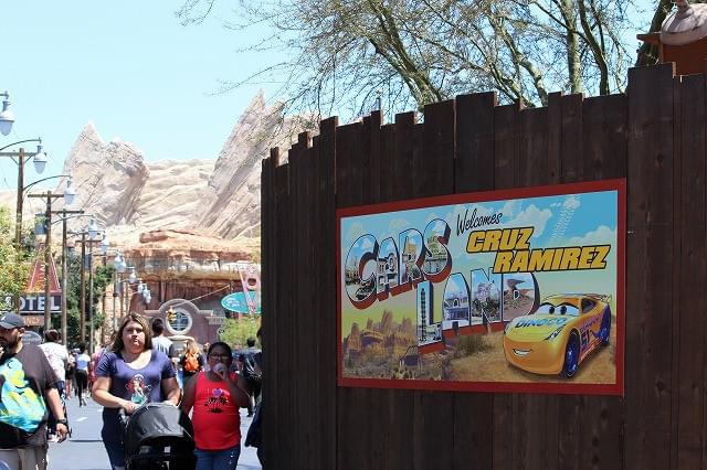 入り口からはラジエーター・スプリングスの町を一望できる