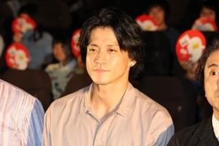 小栗旬「まーきのっ」をセルフパロディ「実際こんな首の動きしていない」