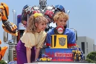 「トランスフォーマー」コーデのぺこ＆りゅうちぇる、オプティマス＆バンブルビーに乗り込み大興奮！