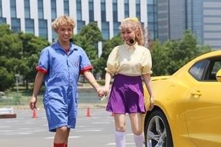 「トランスフォーマー」コーデのぺこ＆りゅうちぇる、オプティマス＆バンブルビーに乗り込み大興奮！