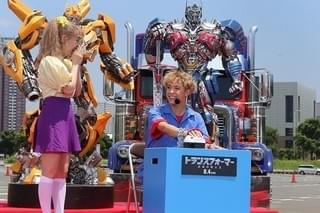 「トランスフォーマー」コーデのぺこ＆りゅうちぇる、オプティマス＆バンブルビーに乗り込み大興奮！