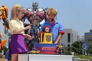 「トランスフォーマー」コーデのぺこ＆りゅうちぇる、オプティマス＆バンブルビーに乗り込み大興奮！